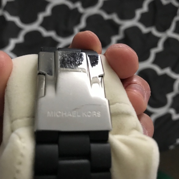 Michael Kors Classic Look - Picture 3 of 4